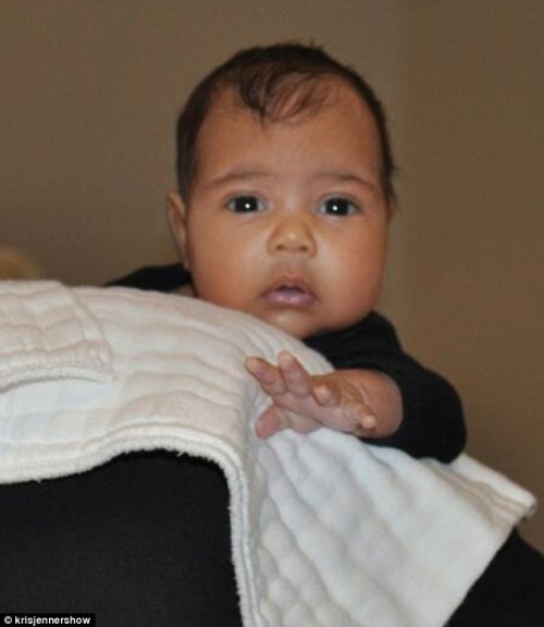 Lộ ảnh con gái Kim ‘siêu vòng 3’ và Kanye West  1