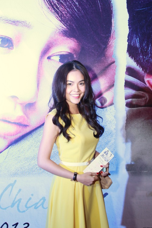 Dương Cẩm Lynh tươi tắn đi xem phim 1