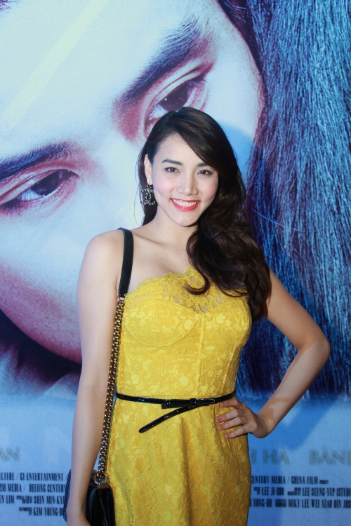 Dương Cẩm Lynh tươi tắn đi xem phim 1