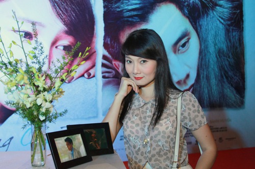 Dương Cẩm Lynh tươi tắn đi xem phim 1