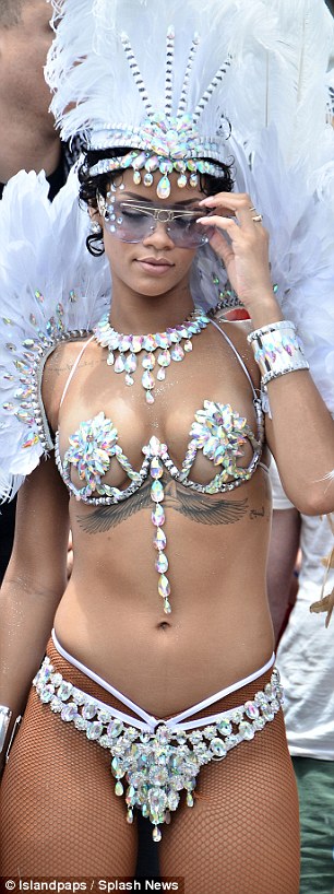 Rihanna diện biniki táo bạo ‘thác loạn’ ở quê nhà 