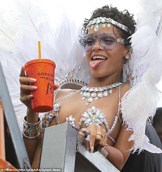 Rihanna diện biniki táo bạo ‘thác loạn’ ở quê nhà 10