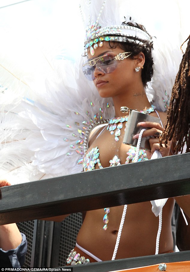 Rihanna diện biniki táo bạo ‘thác loạn’ ở quê nhà 13