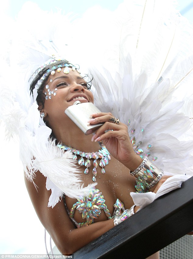 Rihanna diện biniki táo bạo ‘thác loạn’ ở quê nhà 3