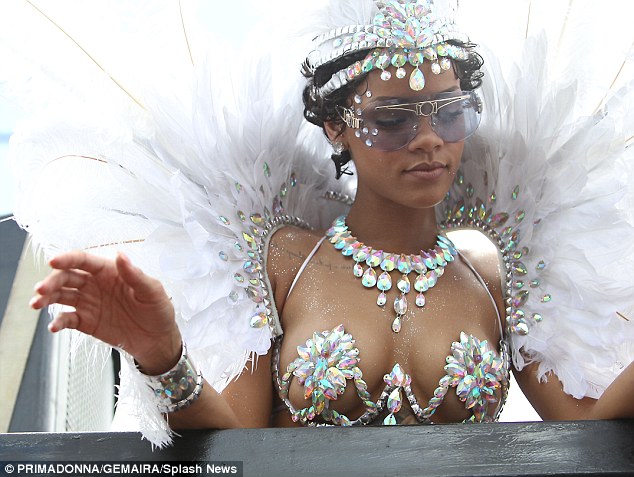 Rihanna diện biniki táo bạo ‘thác loạn’ ở quê nhà 6