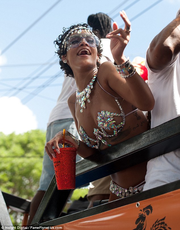 Rihanna diện biniki táo bạo ‘thác loạn’ ở quê nhà 7
