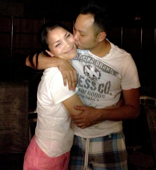 Ca sĩ Hồng Ngọc được ông xã hôn thắm thiết trong ngày sinh nhật  1