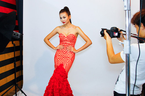 Bắt gặp Thanh Hằng ‘nhí nhố’ trong hậu trường Vietnam’s Next Top Model 6