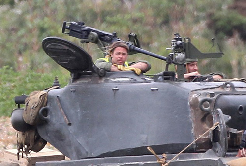Brad Pitt lóng ngóng lái xe tăng 1