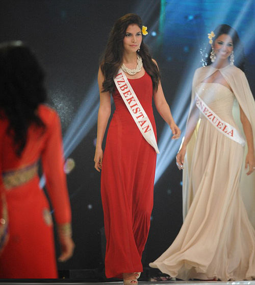 'Hoa hậu Uzbekista' trình diễn tại đêm khai mạc Miss World 2013 tại Bali, Indonesia