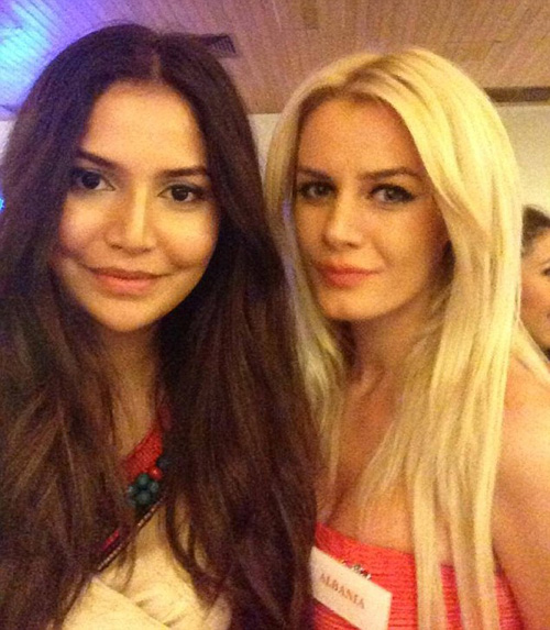 'Hoa hậu Uzbekistan' Rakhima Ganieva (trái) chụp ảnh cùng Hoa hậu Albania