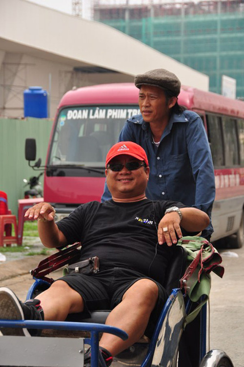 Hoài Linh chở đạo diễn Xuân Phước đi dạo để thực hành cho vai diễn