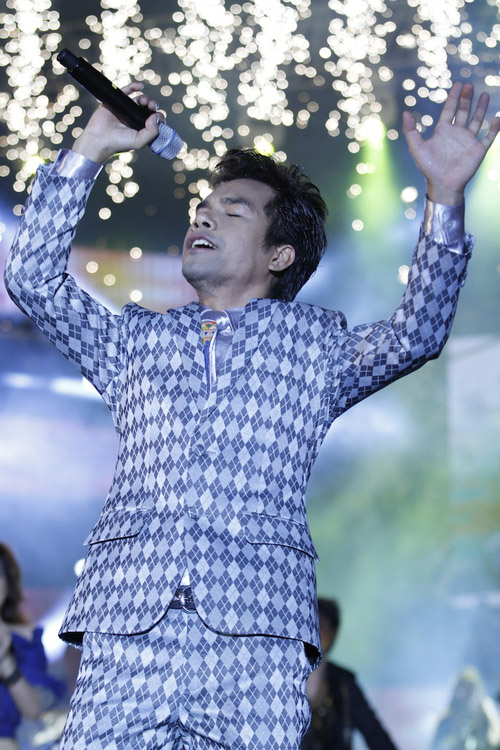 Dũng khùng lại ngồi 'ghế nóng' Vietnam Idol 2013 1