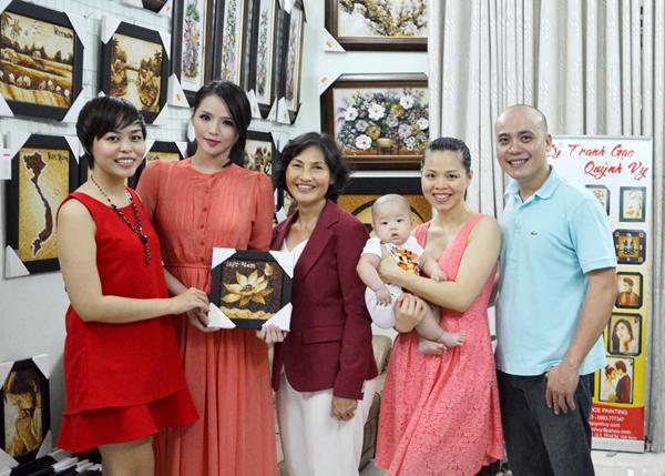 Lại Hương Thảo mang tranh gạo Việt đến Miss World 2013 3