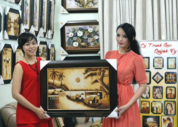 Lại Hương Thảo mang tranh gạo Việt đến Miss World 2013 2