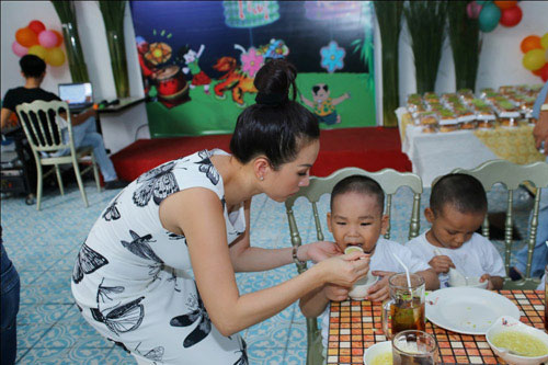 Mr Đàm mặc áo “bướm, chuồn” nhí nhảnh bên trẻ em 13