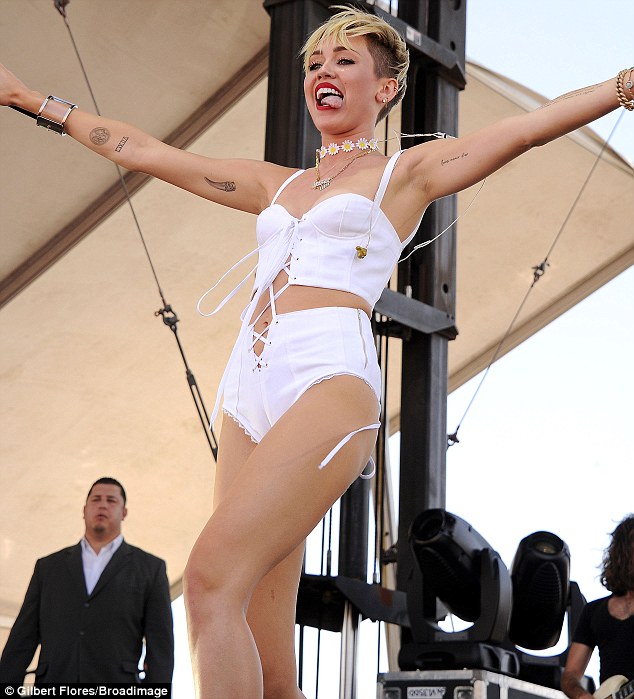 Miley Cyrus tiếp tục trình diễn phản cảm 1