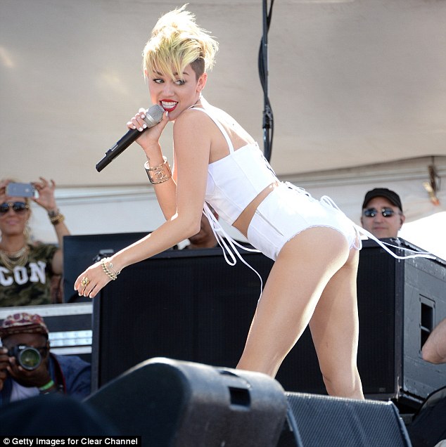 Miley Cyrus tiếp tục trình diễn phản cảm 2