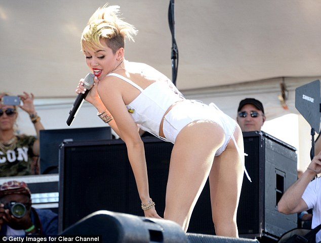 Miley Cyrus tiếp tục trình diễn phản cảm 9