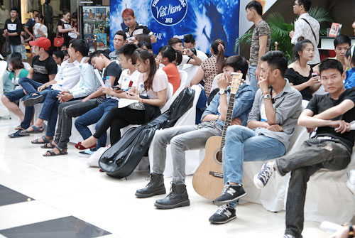 Thí sinh Vietnam Idol 2013 thi nhau ngủ gật trên sàn nhà 5