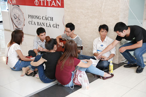 Thí sinh Vietnam Idol 2013 thi nhau ngủ gật trên sàn nhà 10