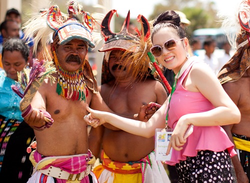 Lý Nhã Kỳ vui đùa cùng thổ dân Indonesia 1