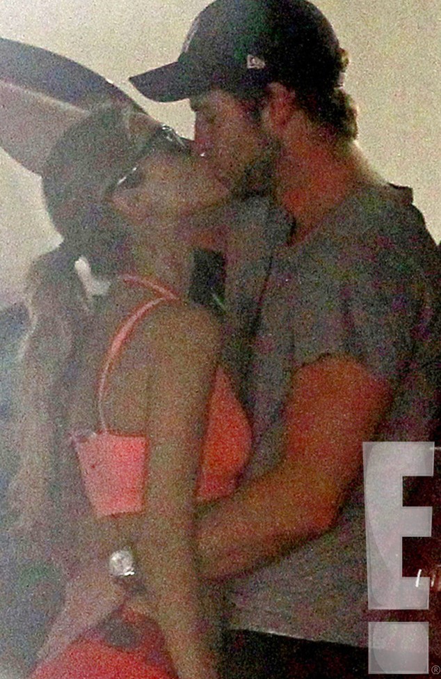 Hậu chia tay Miley Cyrus, Liam Hemsworth ‘khóa môi’ cùng gái lạ 1