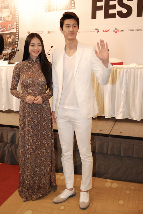 Ngô Thanh Vân cười tít mắt tay trong tay cùng Lee Ki Woo 1