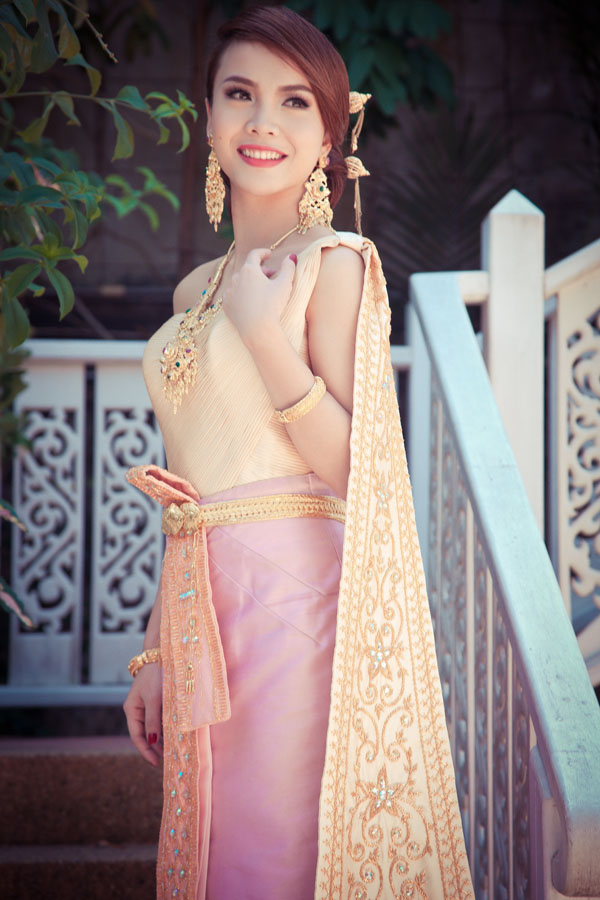 Cô nàng rất xinh đẹp trong quốc phục ngày cưới của Thái Lan