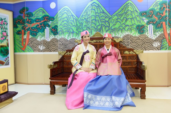 Ngọc Hân vô cùng thích thú khi khoác lên mình bộ trang phục truyền thống của Hàn Quốc. 1