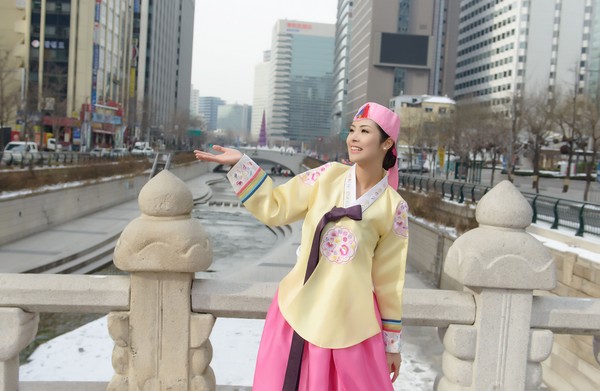 Ngọc Hân vô cùng thích thú khi khoác lên mình bộ trang phục truyền thống của Hàn Quốc. 10