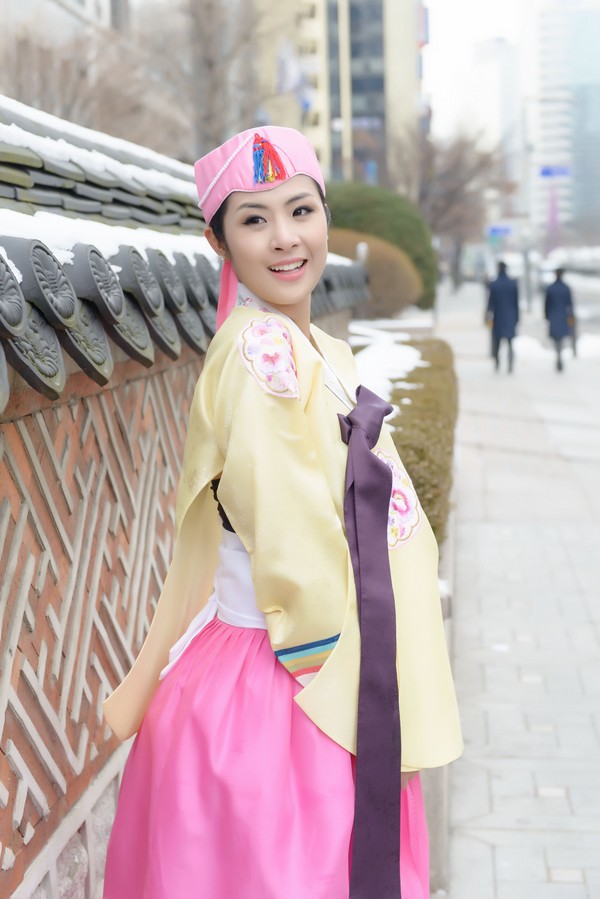 Ngọc Hân vô cùng thích thú khi khoác lên mình bộ trang phục truyền thống của Hàn Quốc. 11