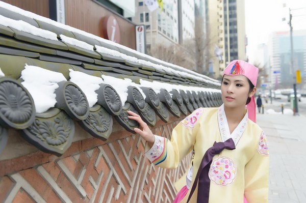 Ngọc Hân vô cùng thích thú khi khoác lên mình bộ trang phục truyền thống của Hàn Quốc. 12