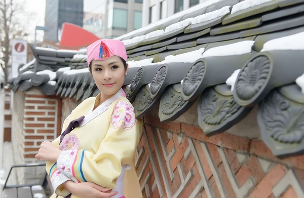 Ngọc Hân vô cùng thích thú khi khoác lên mình bộ trang phục truyền thống của Hàn Quốc. 13