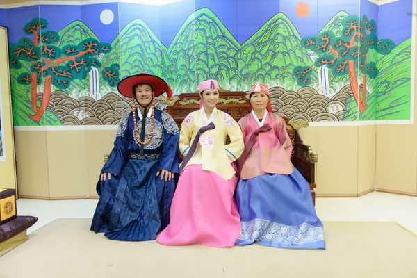 Ngọc Hân vô cùng thích thú khi khoác lên mình bộ trang phục truyền thống của Hàn Quốc. 14