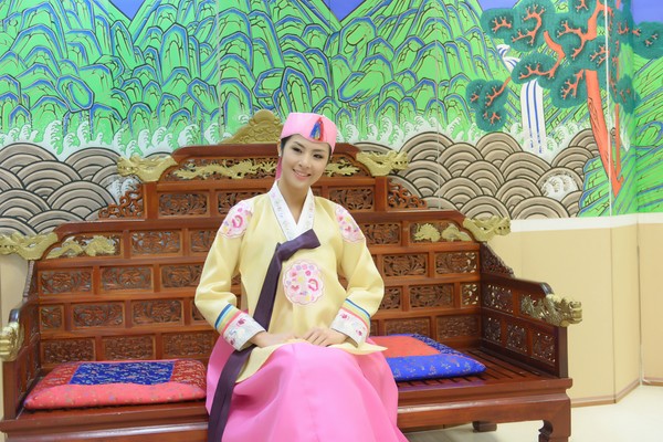 Ngọc Hân vô cùng thích thú khi khoác lên mình bộ trang phục truyền thống của Hàn Quốc. 16