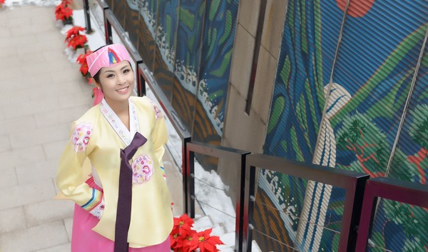 Ngọc Hân vô cùng thích thú khi khoác lên mình bộ trang phục truyền thống của Hàn Quốc. 2