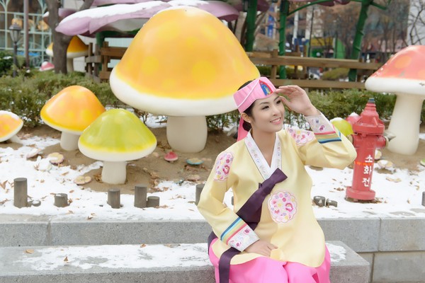 Ngọc Hân vô cùng thích thú khi khoác lên mình bộ trang phục truyền thống của Hàn Quốc. 3