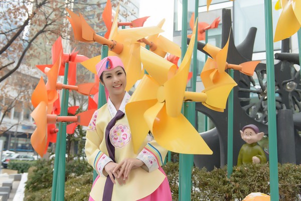 Ngọc Hân vô cùng thích thú khi khoác lên mình bộ trang phục truyền thống của Hàn Quốc. 4