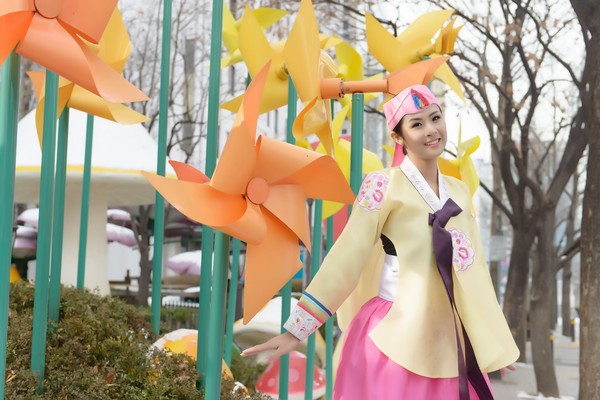 Ngọc Hân vô cùng thích thú khi khoác lên mình bộ trang phục truyền thống của Hàn Quốc. 5