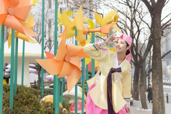Ngọc Hân vô cùng thích thú khi khoác lên mình bộ trang phục truyền thống của Hàn Quốc. 7
