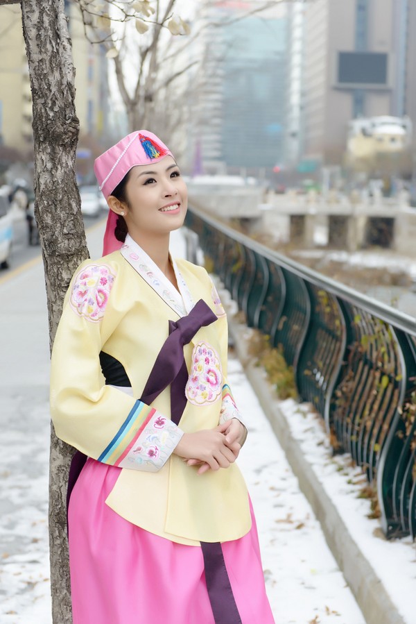 Ngọc Hân vô cùng thích thú khi khoác lên mình bộ trang phục truyền thống của Hàn Quốc. 8