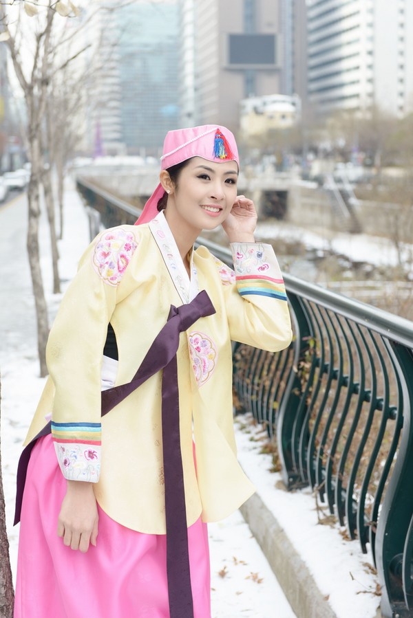 Ngọc Hân vô cùng thích thú khi khoác lên mình bộ trang phục truyền thống của Hàn Quốc. 9