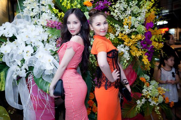 Tranh thủ tạo dáng bên cạnh diễn viên Quỳnh Thư trong buổi khai trương cửa hàng thời trang của Ngọc Trinh