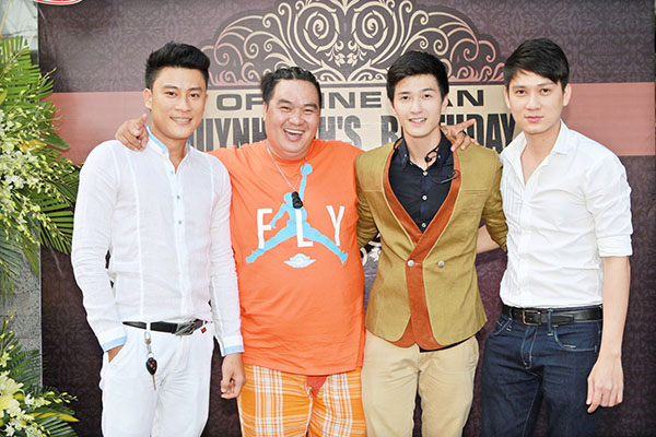 Ca sĩ Đông Dương (trái), diễn viên Thái Chí Hùng (phải) cũng là hai đàn anh khá thân thiết với Huỳnh Anh