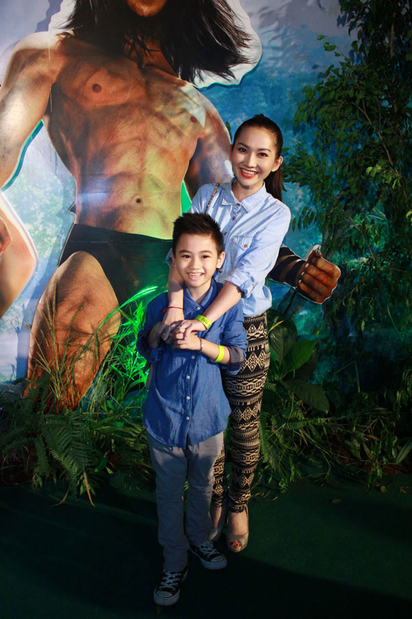 Phi Thanh Vân ‘khoe’ vòng 1 đi xem Tarzan 8