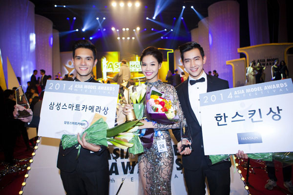 Sau khi chia tay hotboy Huỳnh Anh, Kỳ Hân đoạt giải Người mẫu trẻ châu Á 19