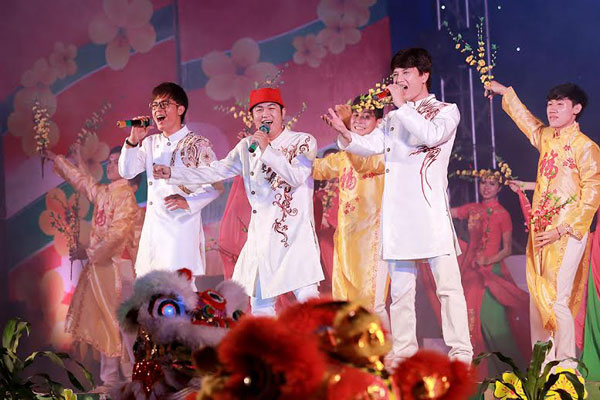 Trà Ngọc Hằng "lột" áo trên sân khấu diễn ca khúc mùa Xuân 12