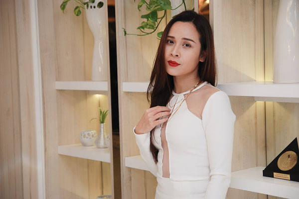 Lưu Hương Giang sexy, gợi cảm với váy cắt khoét táo bạo 4