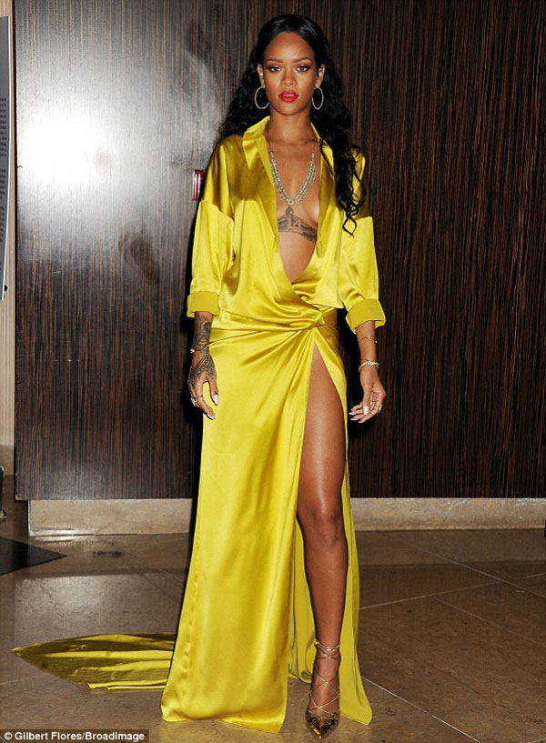 Chực ‘lộ hàng’, Rihanna đốt nóng dạ tiệc tiền Grammy 1